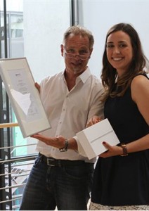 Laura Glockseisen erhält von Prof. Eichsteller eine Auszeichnung für ihre Masterarbeit